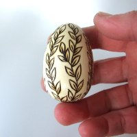 ביצה מעץ לקישוט הבית - דוגמת עלים בהירה