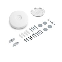 נקודת גישה Omada EAP723 BE3600 – 5GHz נקודת הגישה הלבנה מונחת לצד מגוון חלקי הרכבה ואביזרים נלווים על רקע לבן