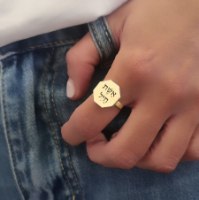 טבעת מתומן עם חריטה מושחרת