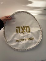 כיסוי מצה סאטן זהב עם רקמת שם