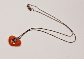 שרשרת כסף עם תליון לב קרניליאן מעוטר בסלסול כסף פרחוני עבודת יד , מתנה לאשה שאוהבים