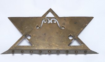 חנוכייה וינטאג' עבודת יד לנרות, ישראל שנות ה- 60 בצורת מגן דוד, מרוקעת