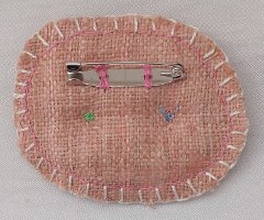 סיכת דש תפורה בעבודת יד עם דמויות מעץ