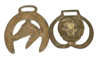 לוט של שני קישוטי רתמה מפליז, ראש אריה וראש סוס, וינטאג' בריטניה horse brass