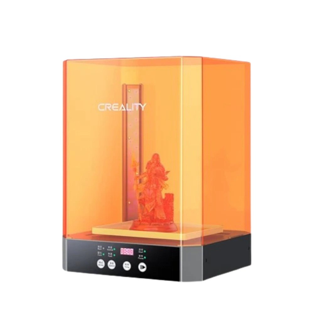 מכונת שטיפה וייבוש Creality UW-03 – מציגה את המכונה על רקע לבן עם כיסוי כתום שקוף המכיל מודל שרף