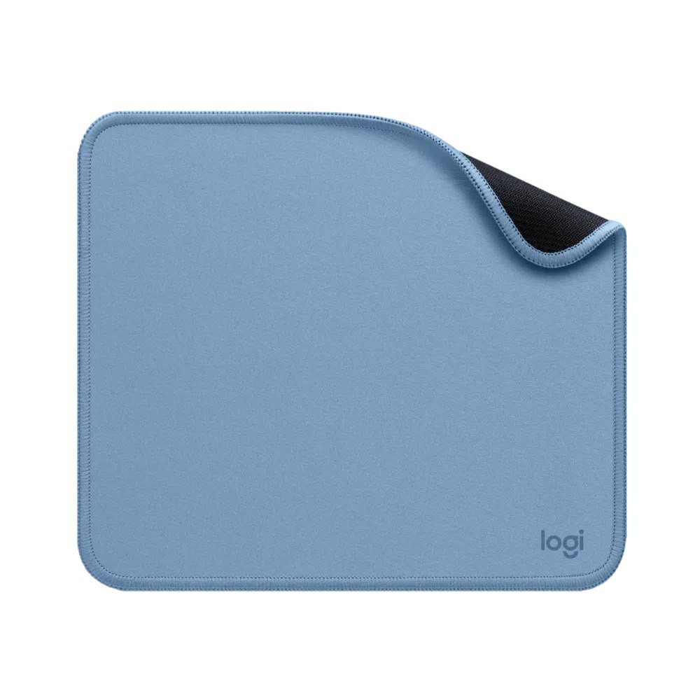 משטח לעכבר צבע כחול Logitech Mouse Pad Studio Series – בצבע כחול עם פינה עליונה מורמת ולוגו logi בתחתית
