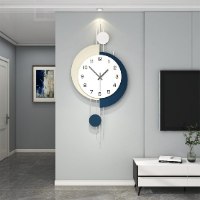 שעון קיר מעוצב גדול לאורך, שעון מודרני מתכת כסופה עם אלמנט מרכזי בצבע שמנת וכחול עמוק