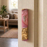 בית מזוזה מרשים לכניסה – עץ זית ואפוקסי ורוד