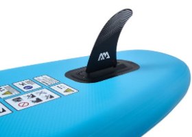 גלשן סאפ מתנפח Aqua Marina Vapor BT-26VAP – סנפיר שחור עם לוגו לבן מחובר לחלקו האחורי של גלשן סאפ כחול