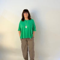 חולצה מדגם קשת בצבע ירוק דשא מרענן - אחרונות במידה 15 בלבד