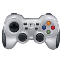 בקר משחק אלחוטי Logitech F710 Gamepad – מבט עליון על בקר כסוף ושחור עם ג'ויסטיקים וכפתורים.