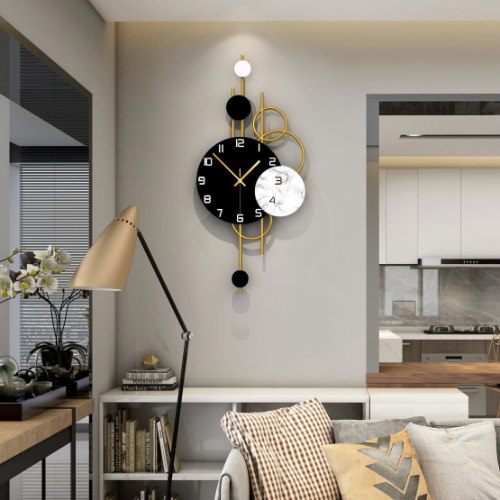 שעון קיר גדול בעיצוב ייחודי, שעון פרזול מוזהב עם אלמנטים עגולים בצבע שחור לבן ואפקט שיש