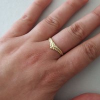 טבעת נישואין V עדינה אוכמניות