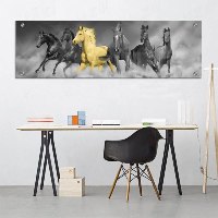 "The One" - תמונה מעוצבת של סוסים מודפס על זכוכית מחוסמת פנורמית לסלון, לפינת אוכל, למשרד או ללובי