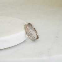 טבעת נישואין נוצצת