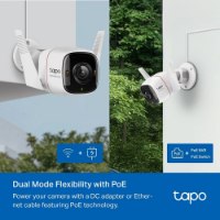 מצלמה Tp-Link Tapo C325WB WiFi 4MP IP – שתי מצלמות לבנות-שחורות על רקע חוץ עם טקסט על גמישות מצבי הפעלה באמצעות PoE