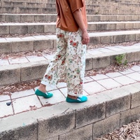 מכנסיים מדגם נור עם הדפס פרחוני על רקע בצבע שמנת/אופווייט