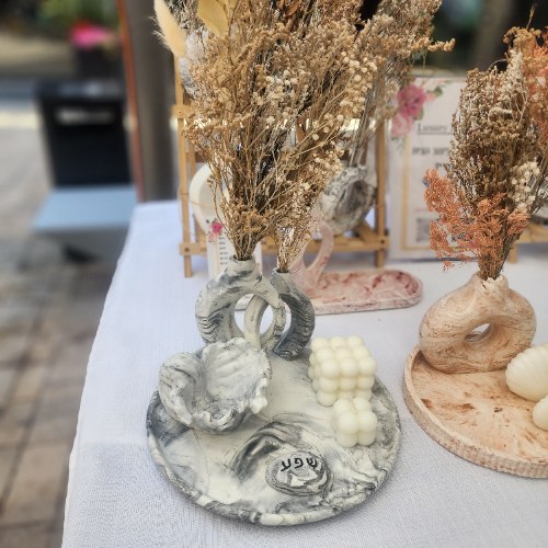 סט אגרטל זוגי עם נרות צדפה ואבן ברכה על מגש עגול ענק