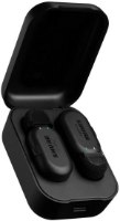 מערכת מיקרופונים אלחוטיים Shure MoveMic Two – קופסת טעינה שחורה פתוחה ובה שני מכשירים ונוריות חיווי