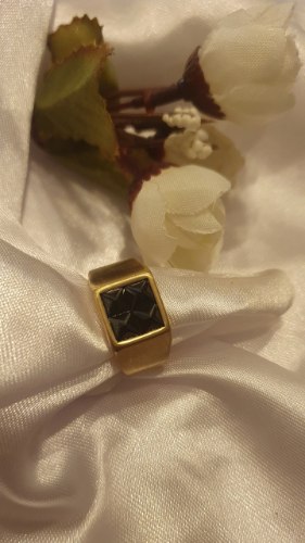 טבעת נועם זהובה עבה אבן שחורה
