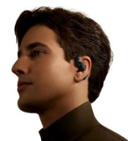 אוזניות ספורט אוזן-פתוחה אלחוטיות Shokz OPENFIT 2 – גבר לובש את האוזנייה השחורה על אוזנו הימנית על רקע לבן