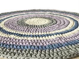 שטיח עגול סרוג בחוטי כותנה היפואלרגניים בשילוב צבעים סגול לילך ואפור||שטיח סרוג עגול ומעוצב|