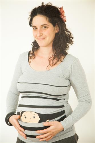 חולצת הריון אפורה תינוק מציץ מתוך פסים