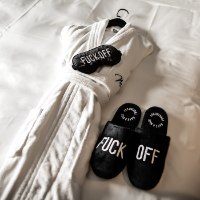 נעלי בית קטיפתיות לגבר עם מסר חד Fuck Off