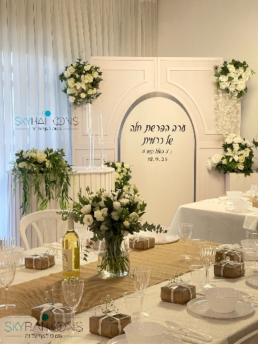 קיר קרניז פרחים למקווה מפואר שולחן מעוצב
