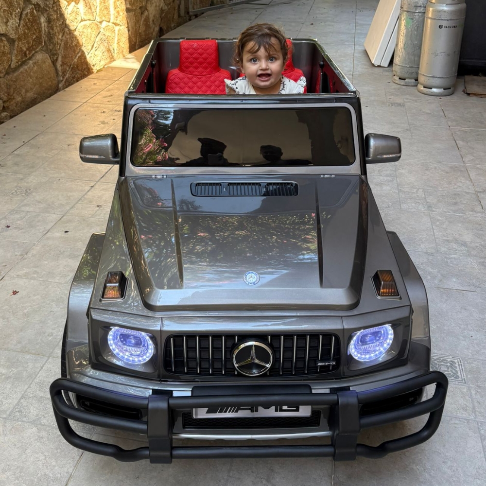 ילד נהנה במרצדס G500 ממונע