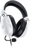 אוזניות גיימינג צבע לבן Razer BlackShark V2 X – אוזניית גיימינג בודדת בצבע לבן ושחור עם מיקרופון גמיש בצד שמאל על רקע לבן