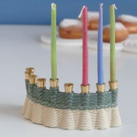 חנוכיה בעיצוב עכשוי, קרמיקה בהדפסת תלת מימד, חנוכיה מעוצבת בגוון ירוק ובז'
