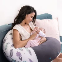 3 ב- 1: כרית הריון, כרית הנקה ופוף לתינוקות ולפעוטות. נסגרת ע"י פטנט ייחודי להנקה בידיים חופשיות, בהריון מסייעת להקלה בכאבי גב ואגן בהריון, בתמונה: אישה מניקה תינוק בעזרת כרית הריון והנקה מונלאב דגם בוהו של קואליטה. woman breastfeeding her baby using pregnancy and nursing pillow MoonLove Boho by Koalita