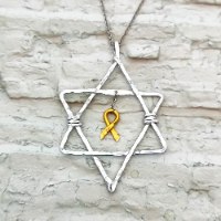 מגן דוד קטן או מגן דוד גדול עם סרט צהוב סמל החטופים, שרשרת לנשים וגברים.