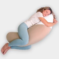 כרית גוף ארוכה התומכת בשינה המומלצת על הצד, מסייעת בהקלה ובמניעה של כאבי גב ואגן. עשויה מחומרי הגלם האיכותיים ביותר. אחריות לכל החיים. בתמונה: אישה שוכבת עם כרית גוף מלא BodyMoon בחיבוק וישנה 