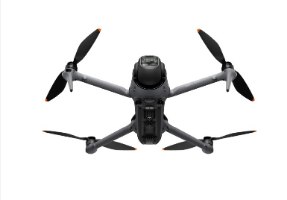 רחפן DJI Mavic 4 Pro (DJI RC 2) – רחפן אפור עם ארבעה פרופלורים שחורים וקצוות כתומים נראה מלמטה