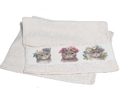 מגבת פנים / מגבת ידיים בצבע בז' - שמנת, מגבת עם הדפסה איכותית של 3 חתולים מתוקים עם זר פרחים על הראש