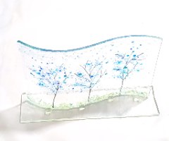 פסל זכוכית פיוזינג בעבודת יד עם נוף של שלושה עצים בכחול על זכוכית שקופה, פריט דקורטיבי לבית ולמשרד.
