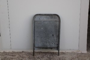 לוח כביסה וינטג' מקורי ממתכת (55x35 ס"מ) – פריט אספנות נוסטלגי לעיצוב