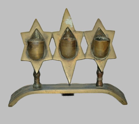 שלישית פמוטים מברונזה בסגנון ספרדי מחוברים בצורת מגן דוד וינטאג' חן חולון ישראל שנות ה- 60