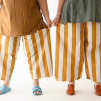מכנסיים מדגם נועה עם הדפס פסים בצבע חרדל ובז׳ - זוגות אחרונים במלאי במידה 12