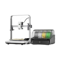 מדפסת תלת-ממד Creality Ender-3 V4 Combo – מדפסת כסופה ולבנה ניצבת לצד יחידת אחסון פילמנט עם שלושה סלילים אלחוטית