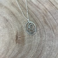 שרשרת אמא מחזיקה תינוק על אישה