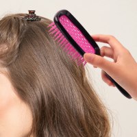 מברשת חדשנית להתרת קשרים בשיער ועיסוי הקרקפת