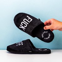 נעלי בית קטיפתיות לגבר עם מסר חד Fuck Off
