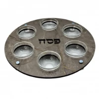 צלחת פסח מעץ דמוי שיש וצלוחיות תואמות