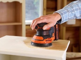 Black+Decker BDCROS18N-XJ – מלטשת אקצנטרית נטענת עם בסיס שיוף יעיל.