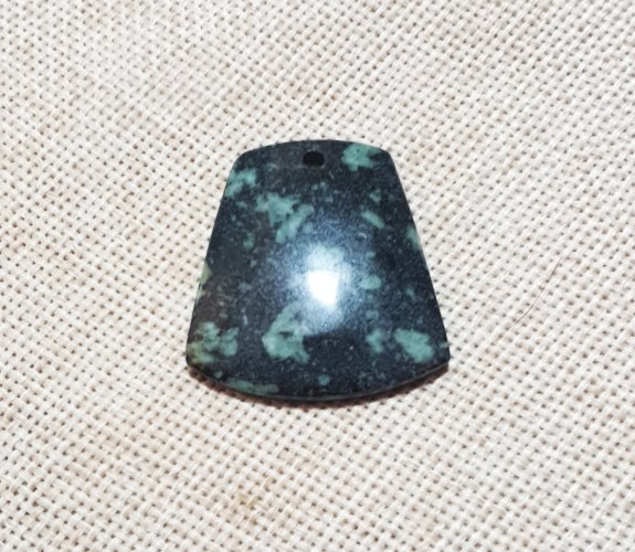 תליון אבן נבולה NEBULA טבעית שחורה עם כתמים ירוקים עם שרשרת כסף 925 או זהב גולדפילד