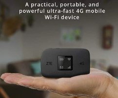 נתב רשת סלולרי ZTE 4G LTE CAT6 MiFi MF971LS – הנתב השחור הקומפקטי עם מסך פעיל מונח בכף יד