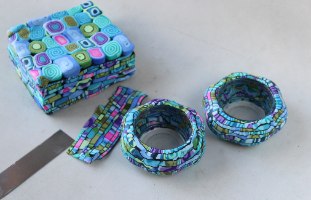 זוג פמוטים בצורת פרח בגווני טורקיז, ירוק וסגול